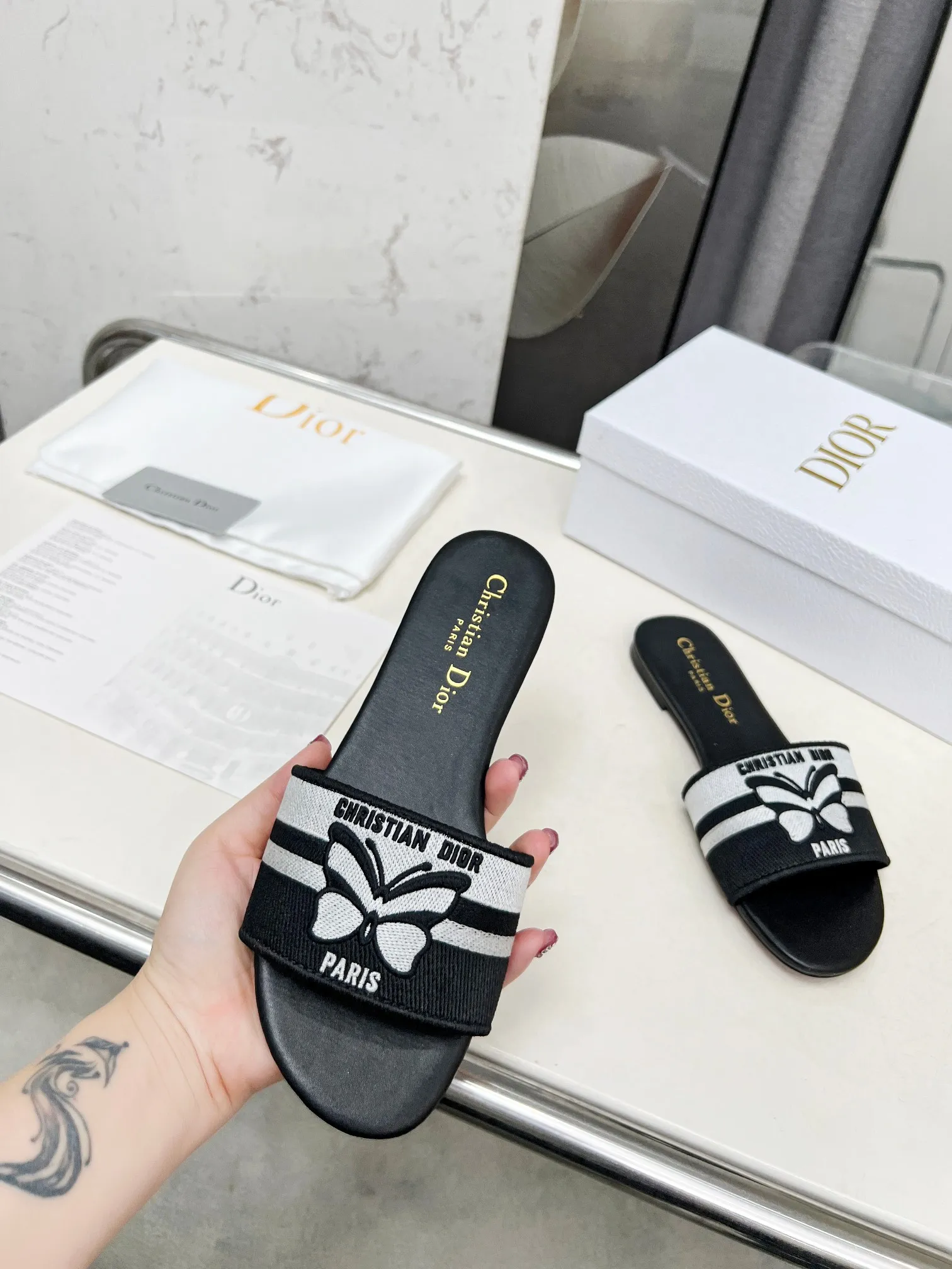 👟👟Ex-factory price 280👟👟 Genuine leather sole +30 CD•Dior women's presbyopic embroidered leather sole slippers Christian Dior has always been synonymous with magnificence and elegance, and has always been at the top of the fashion palace👍 What is particularly worth mentioning is: the embroidered ✨ pattern on the sole reproduces one of the cherished symbols of Christian Dior✅ More than a hundred colors to choose from ◽️️Upper: Selected top-quality embroidered cotton ◽️Inner lining: imported sheepskin ◽Number 35-40 (customized at 41.42.43)